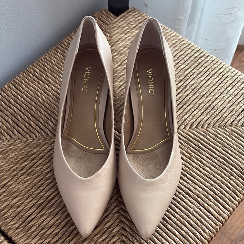 Vionic Women's Cream Pumps